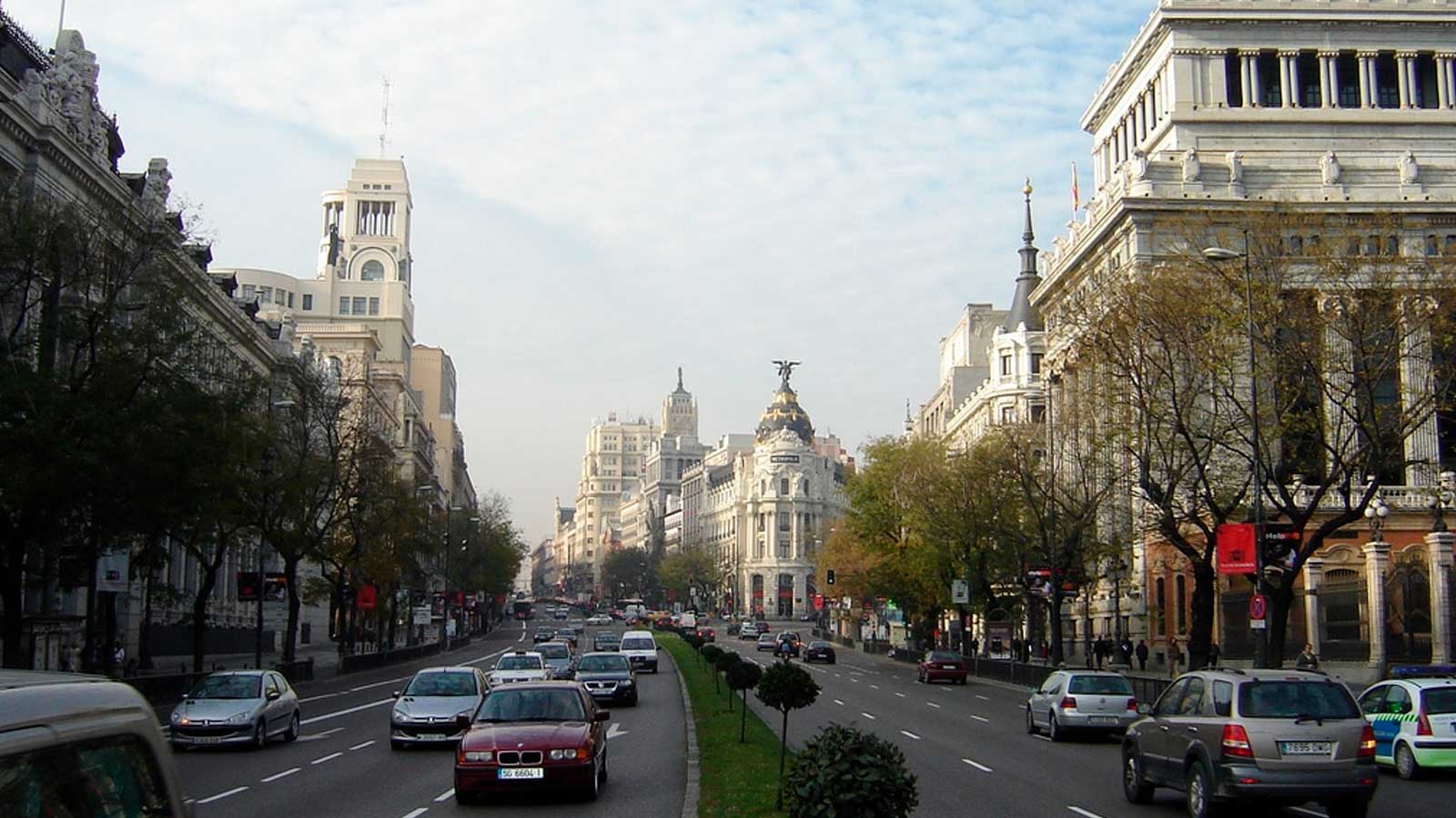 Tráfico de vehículos en el paseo de Recoletos de Madrid, una de las vías afectadas por las manifestaciones del 14 de octubre.