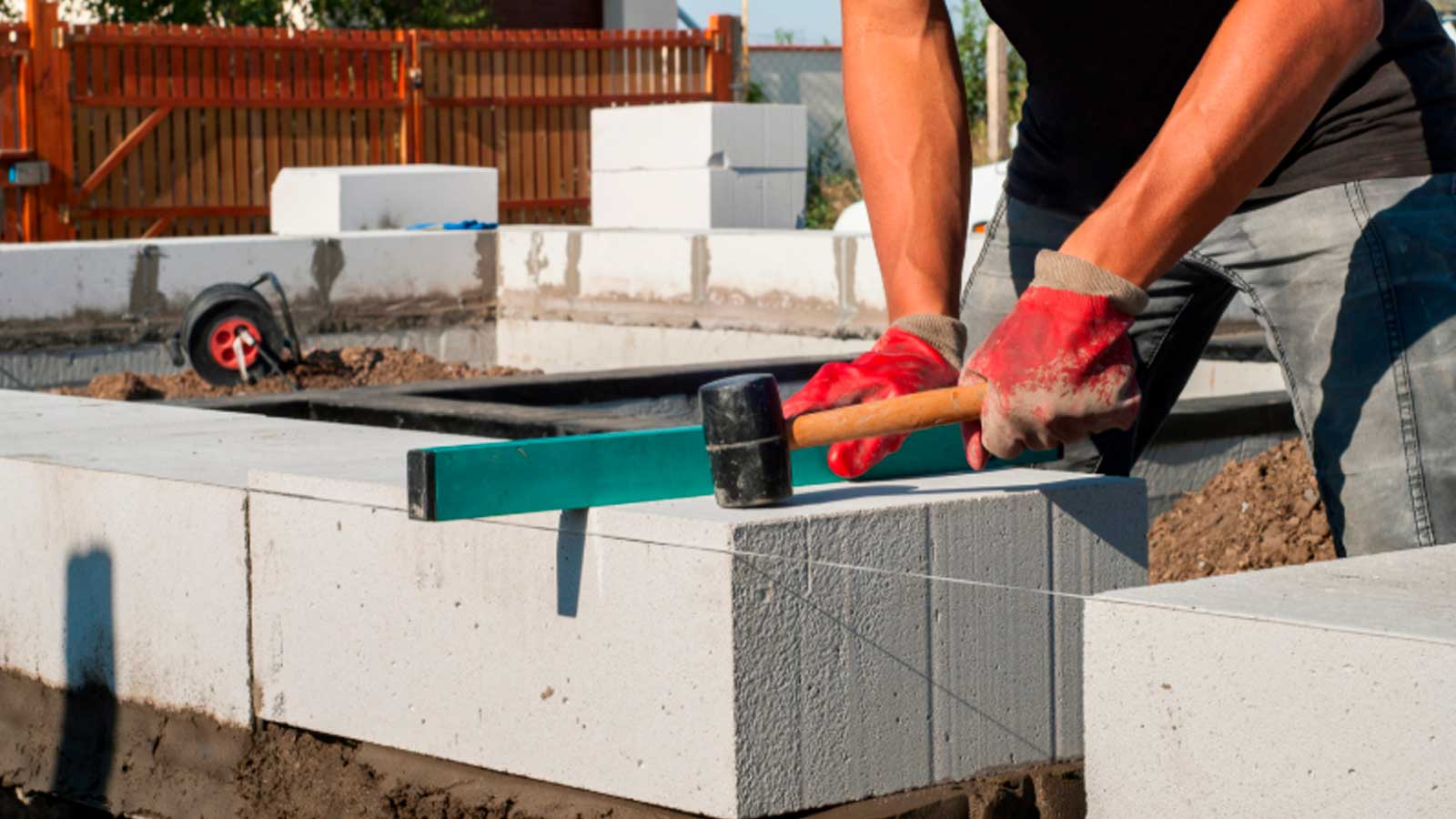 Trabajador realizando tareas de albañilería durante una obra de construcción