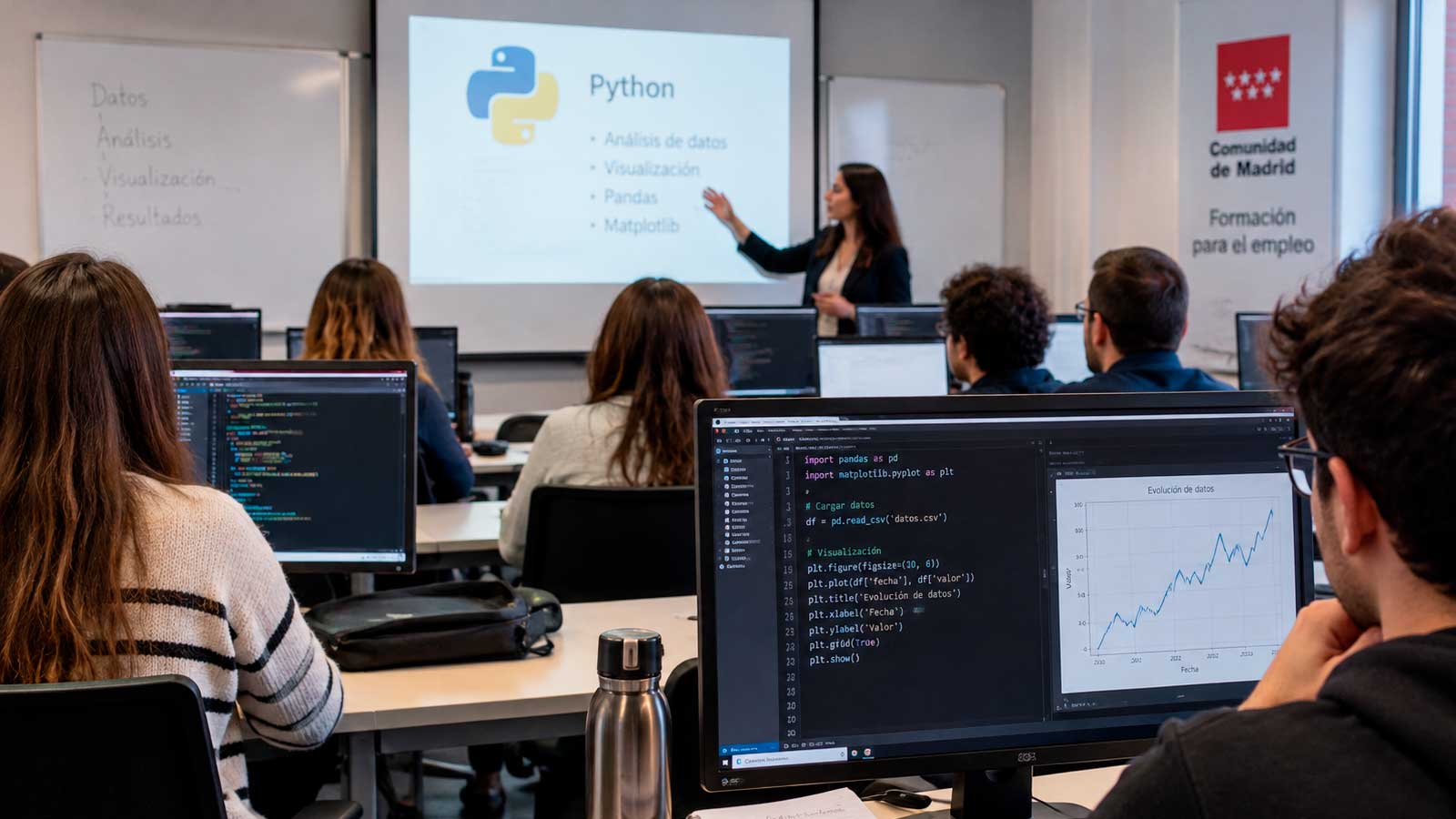 Alumnos en un aula de programación durante un curso de Python y visualización de datos en Madrid.