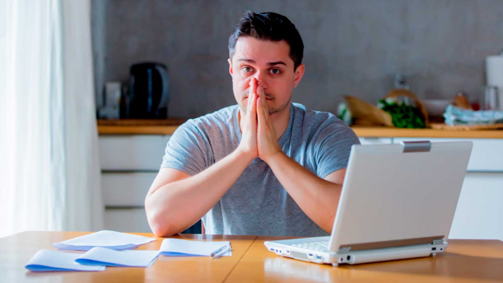 Hombre frente a un ordenador durante una búsqueda de empleo online