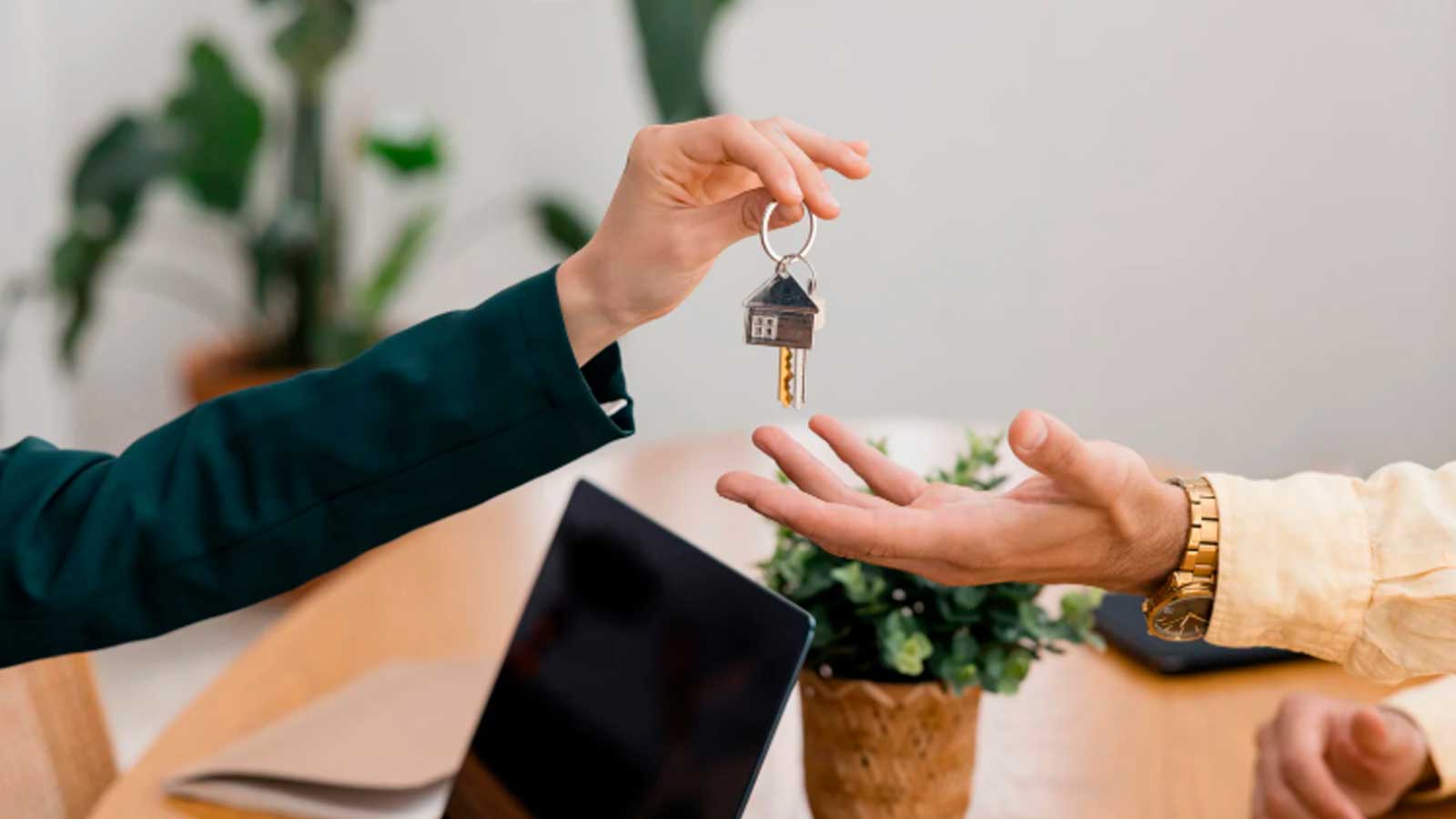 Entrega de las llaves de una vivienda de alquiler en Madrid al finalizar el contrato para recuperar la fianza.