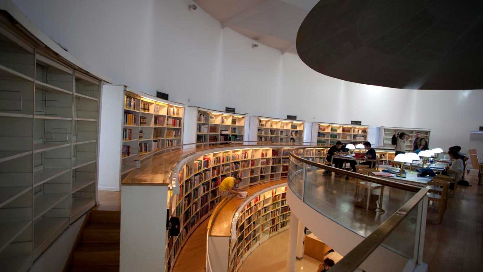 Interior de la Biblioteca Pedro Salinas de Madrid, uno de los centros que celebra el Día de las Bibliotecas 2026.