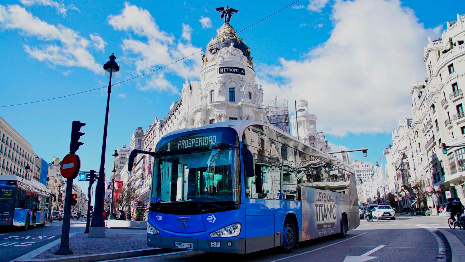 Autobús azul de la línea 2 de EMT Madrid circulando por Gran Vía, una de las calles afectadas por los desvíos.