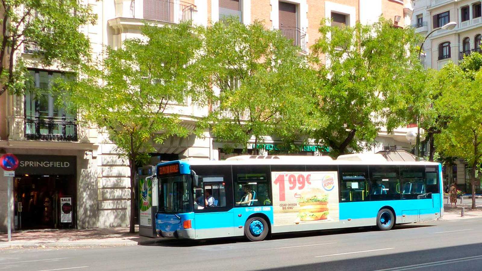 Autobús de EMT Madrid en la calle Goya, donde tres paradas quedarán suprimidas por obras desde el 14 de octubre.
