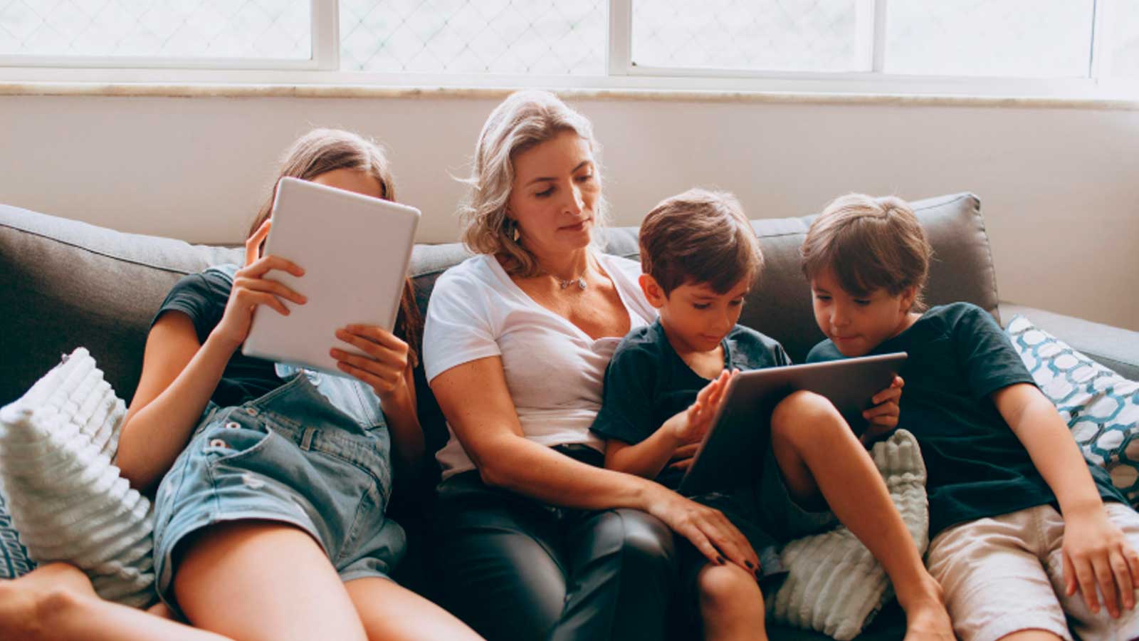 Familia numerosa en una vivienda de Madrid