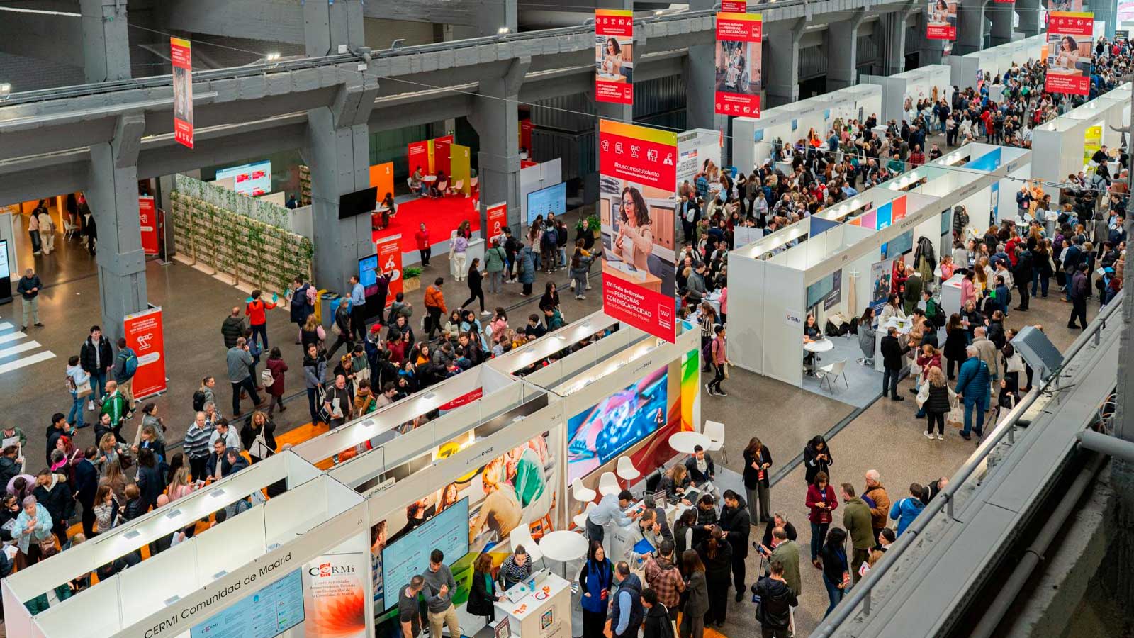 Visitantes y empresas participantes en una edición anterior de la Feria de Empleo para Personas con Discapacidad en Madrid.
