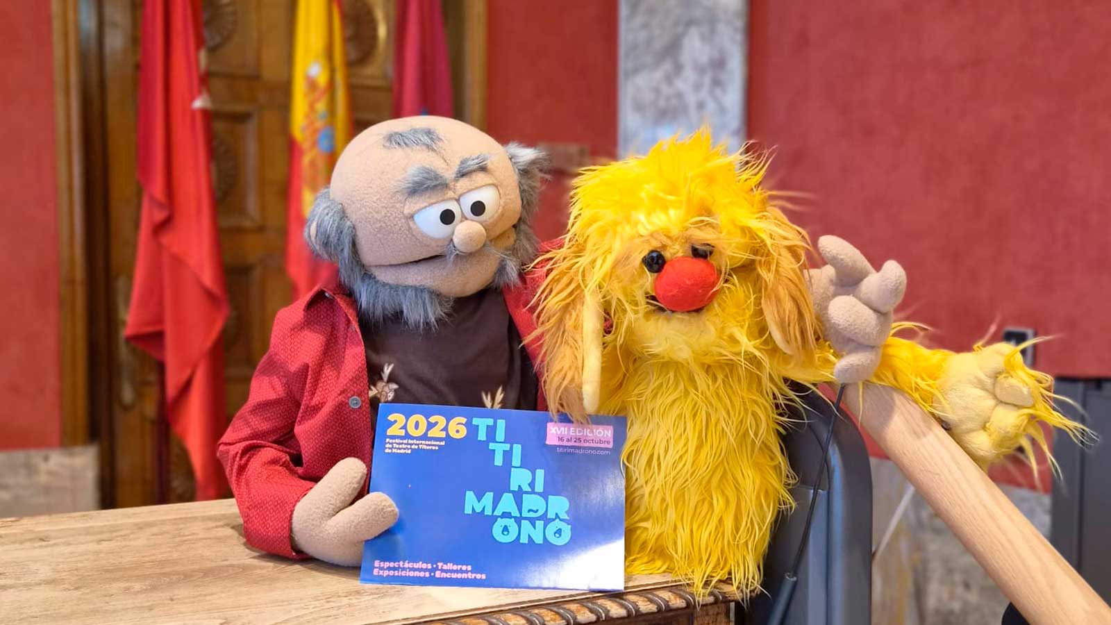 Dos marionetas presentan el festival Titirimadroño 2026 de teatro de títeres en Madrid