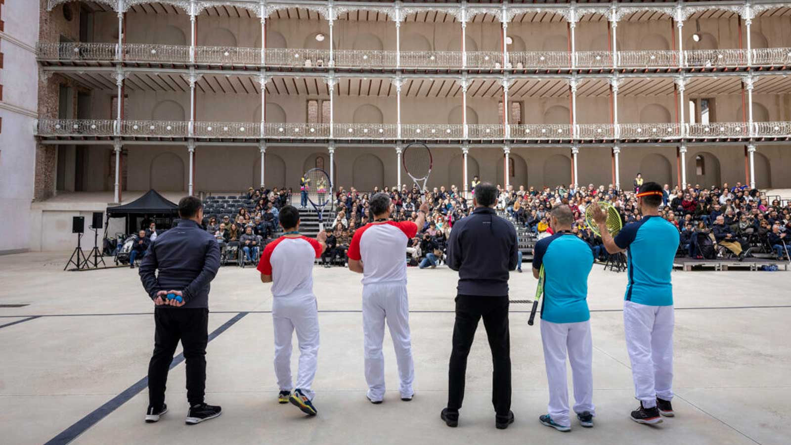Jugadores de pelota vasca saludan al público en el histórico frontón Beti Jai de Madrid