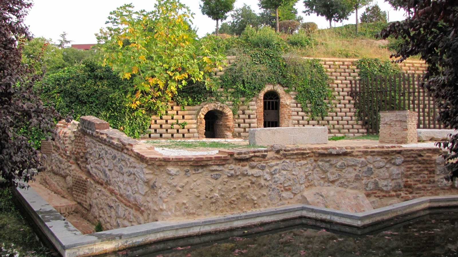 Entradas a las Galerías de Agua de Amaniel en la Dehesa de la Villa de Madrid