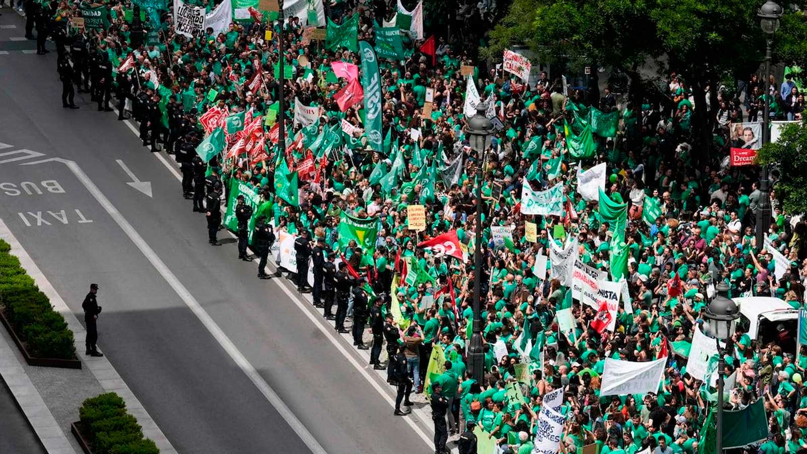 Profesores de la educación pública de Madrid se manifiestan durante la huelga indefinida de octubre de 2026.