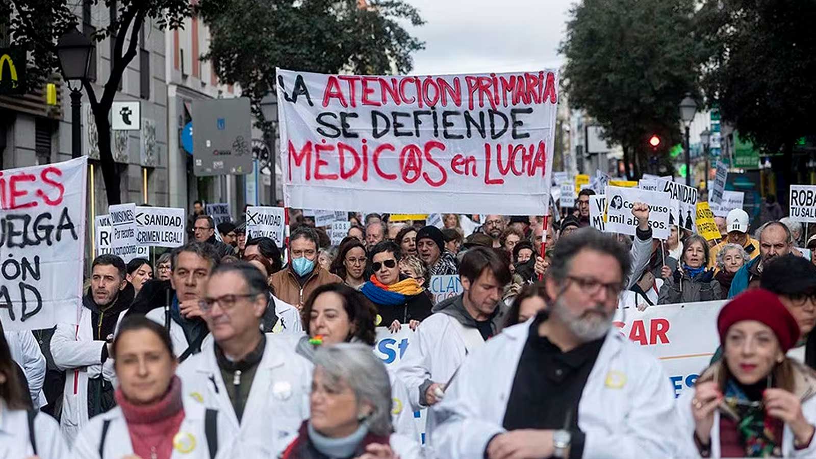 Médicos con batas blancas participan en una manifestación anterior en Madrid para reclamar mejoras laborales.