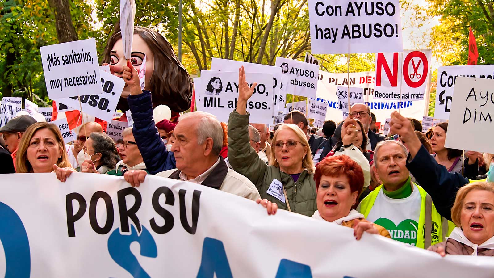 Manifestantes durante una protesta por la sanidad pública en Madrid con pancartas reivindicativas.