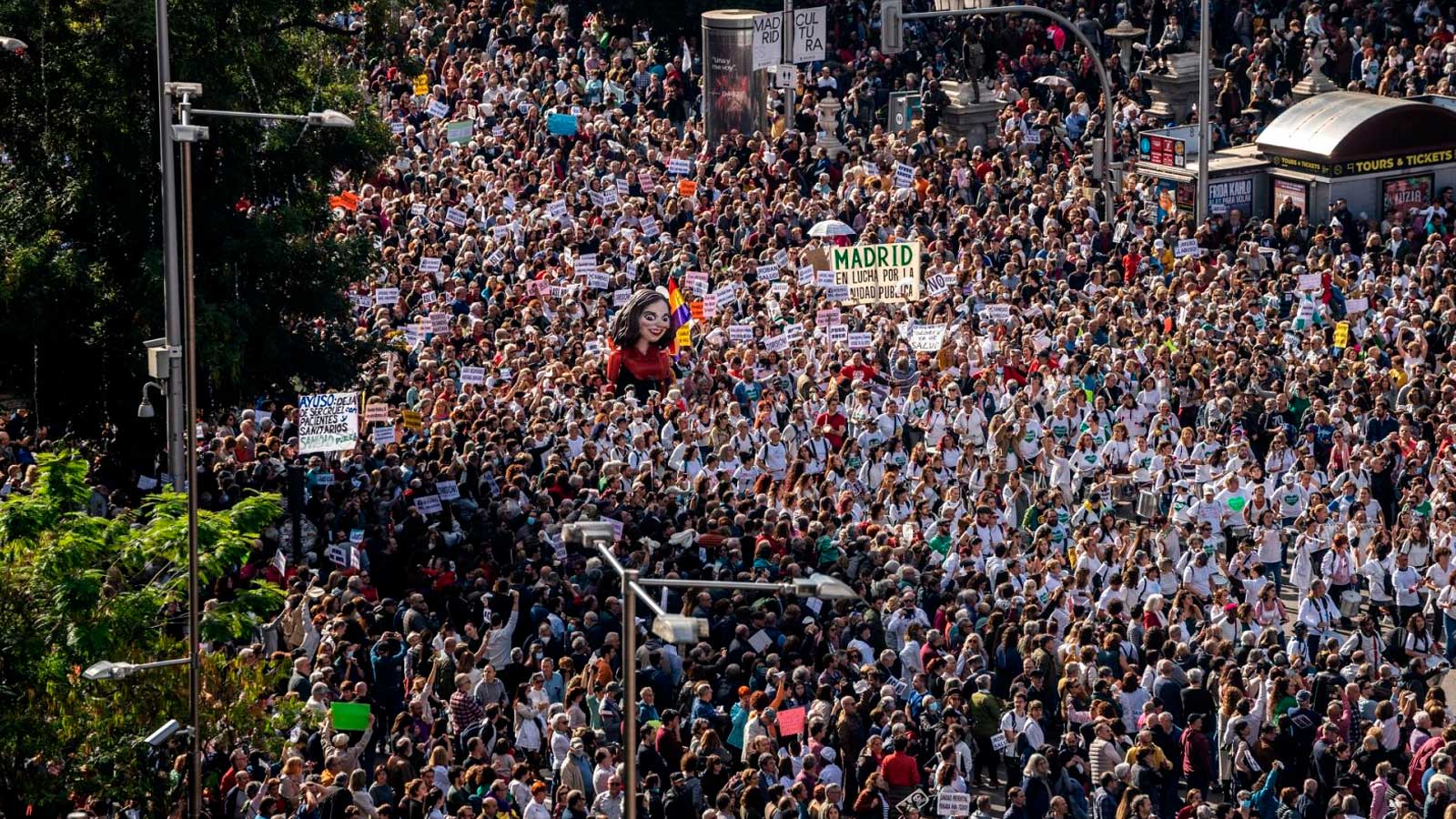 Manifestación multitudinaria en Madrid en defensa de la sanidad pública, con pancartas y profesionales sanitarios.