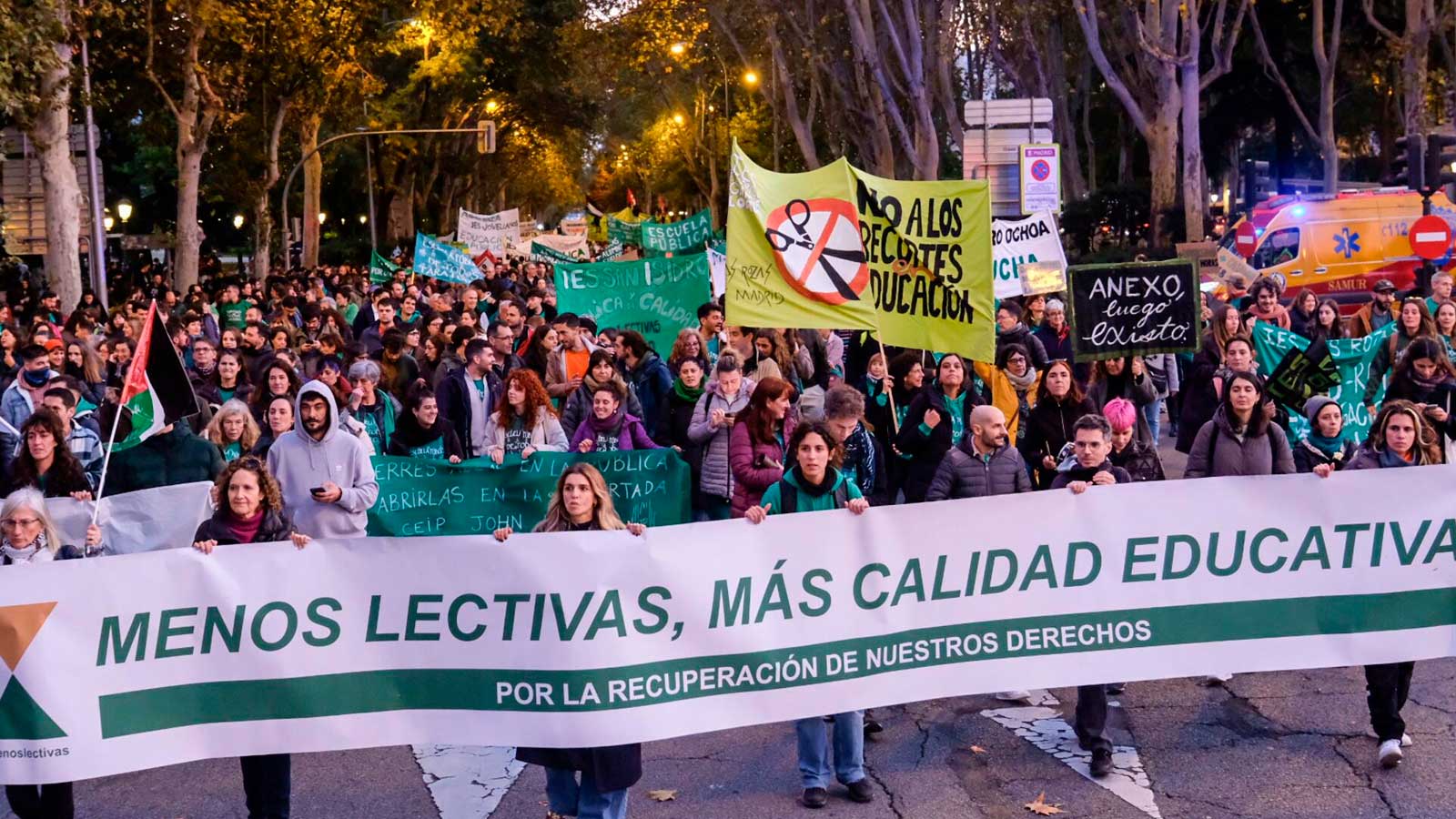Manifestación de profesores en Madrid con una pancarta que reclama menos horas lectivas y más calidad educativa.