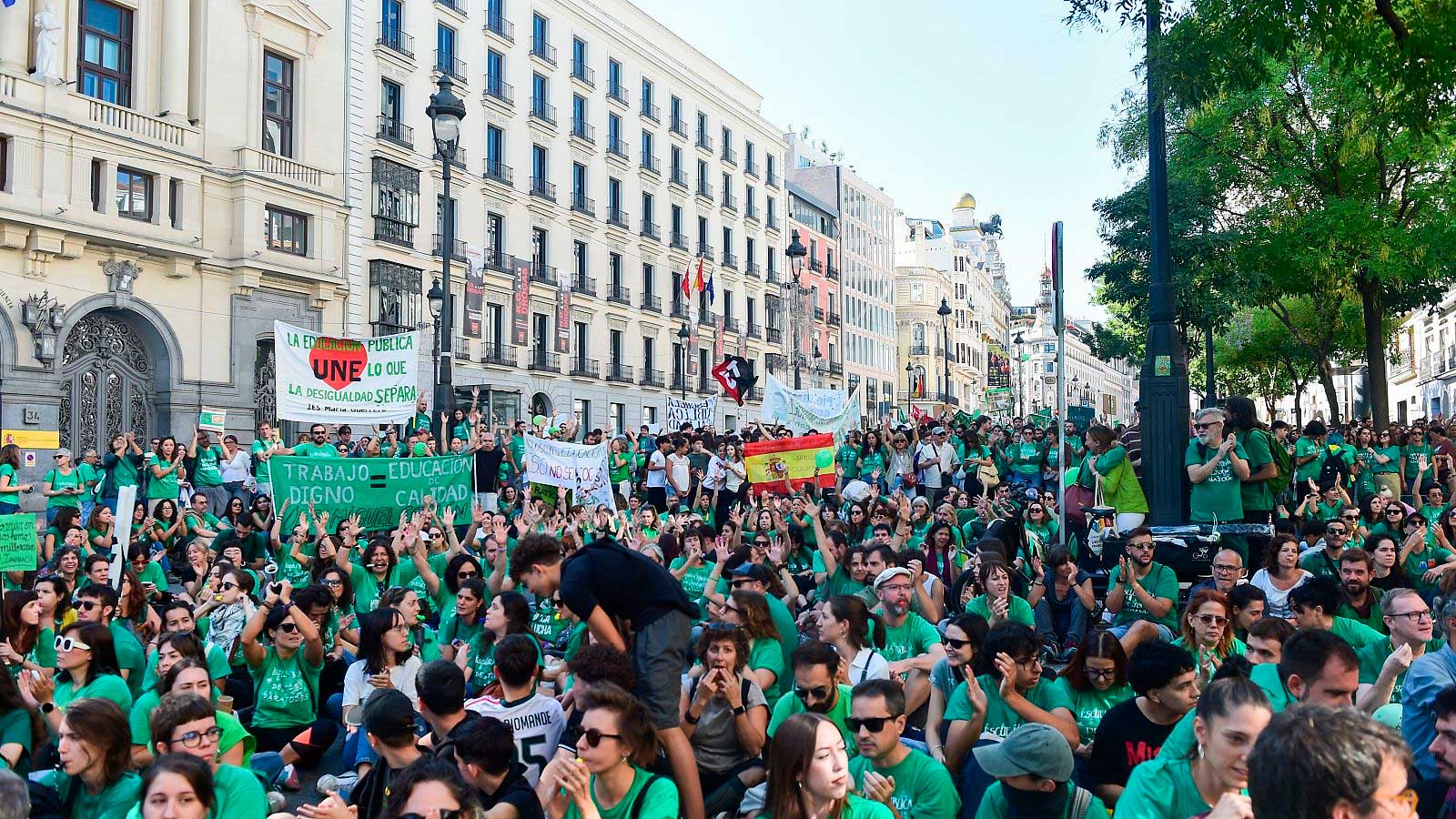Manifestación de profesores en Madrid con camisetas verdes para reclamar mejoras en la educación pública.