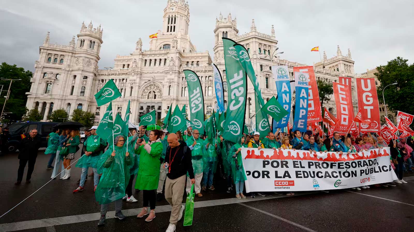 Manifestación de profesores y sindicatos docentes frente al Palacio de Cibeles de Madrid en defensa de la educación pública.
