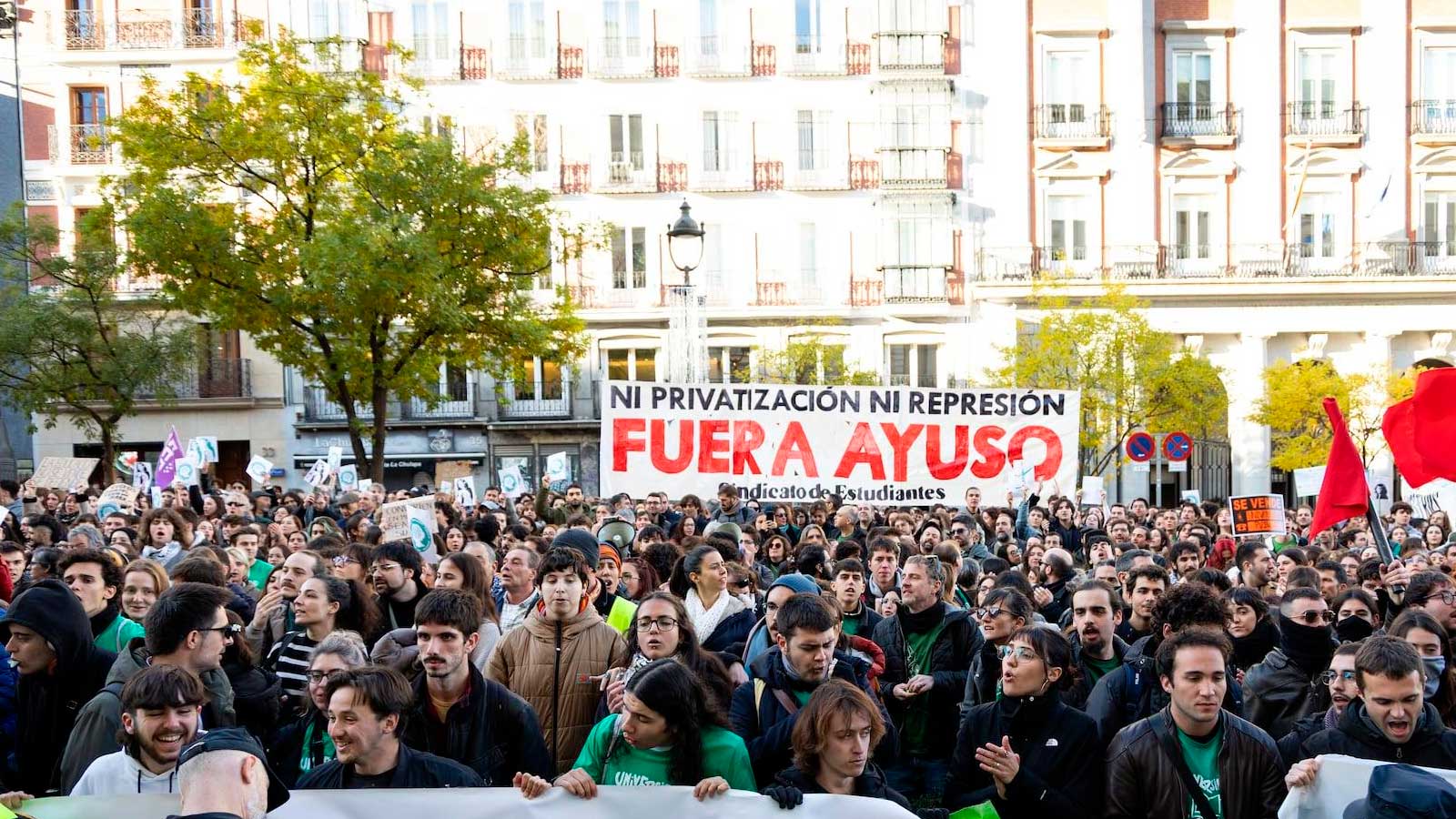 Estudiantes se manifiestan en defensa de la universidad pública en Madrid durante una protesta
