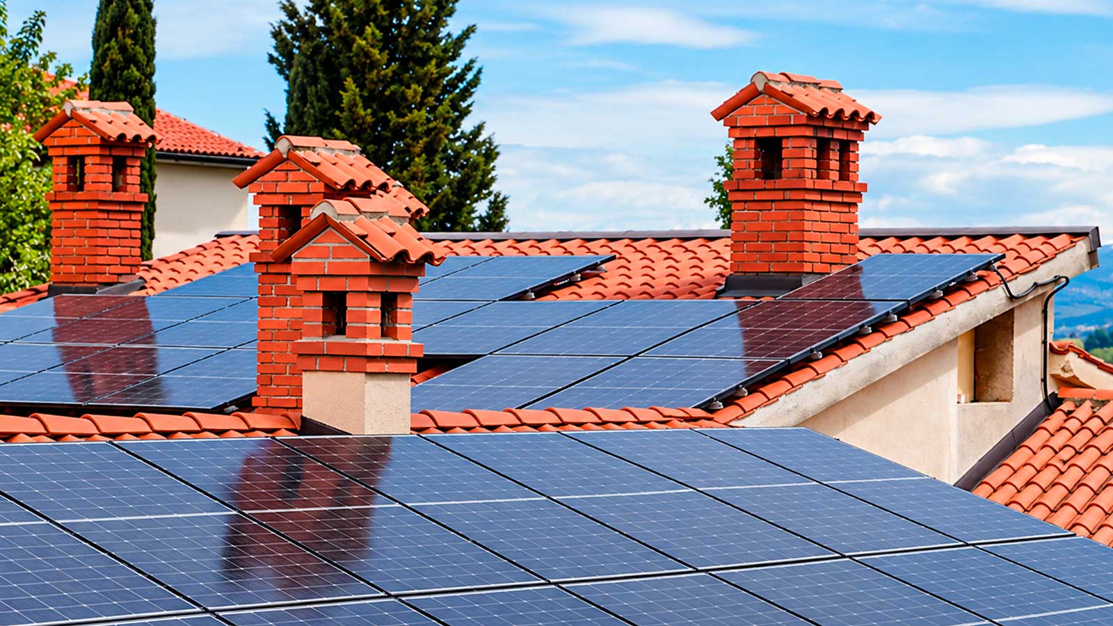 Placas solares instaladas en los tejados de varias viviendas, una de las energías beneficiadas por la bonificación del IBI en Humanes de Madrid.