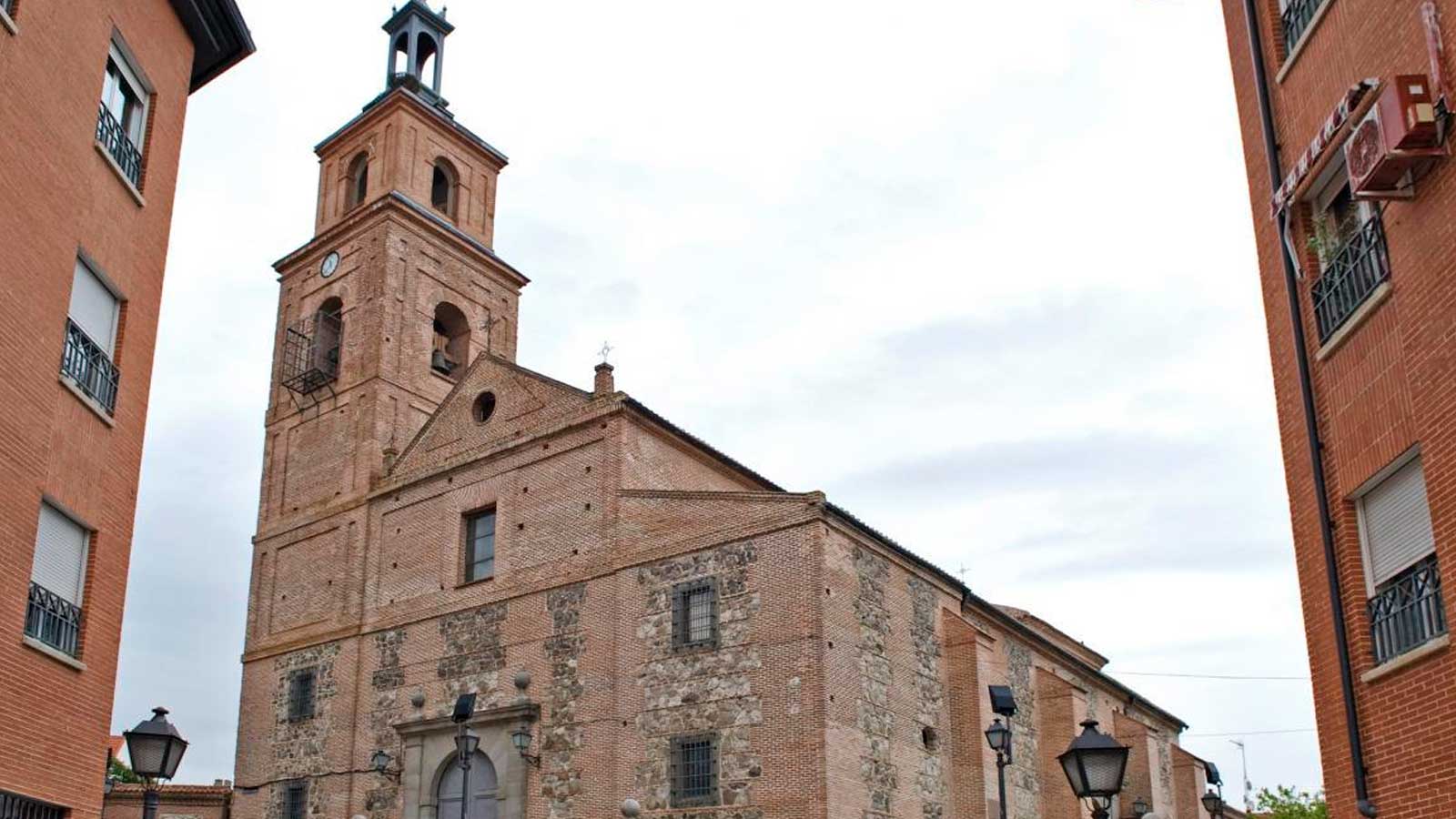 Iglesia de Santa María la Antigua en el casco histórico de Vicálvaro, Madrid.