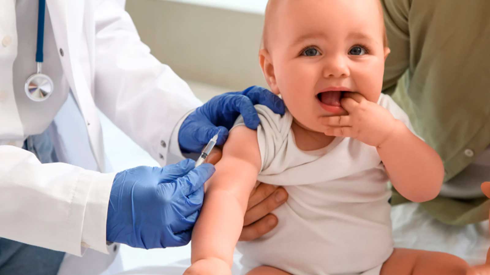 Profesional sanitaria administra una inyección a un bebé durante una consulta de inmunización infantil frente al VRS.