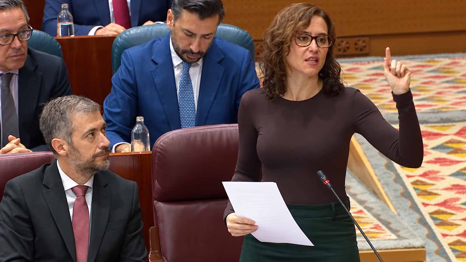 Isabel Díaz Ayuso en la Asamblea de Madrid durante una intervención parlamentaria.