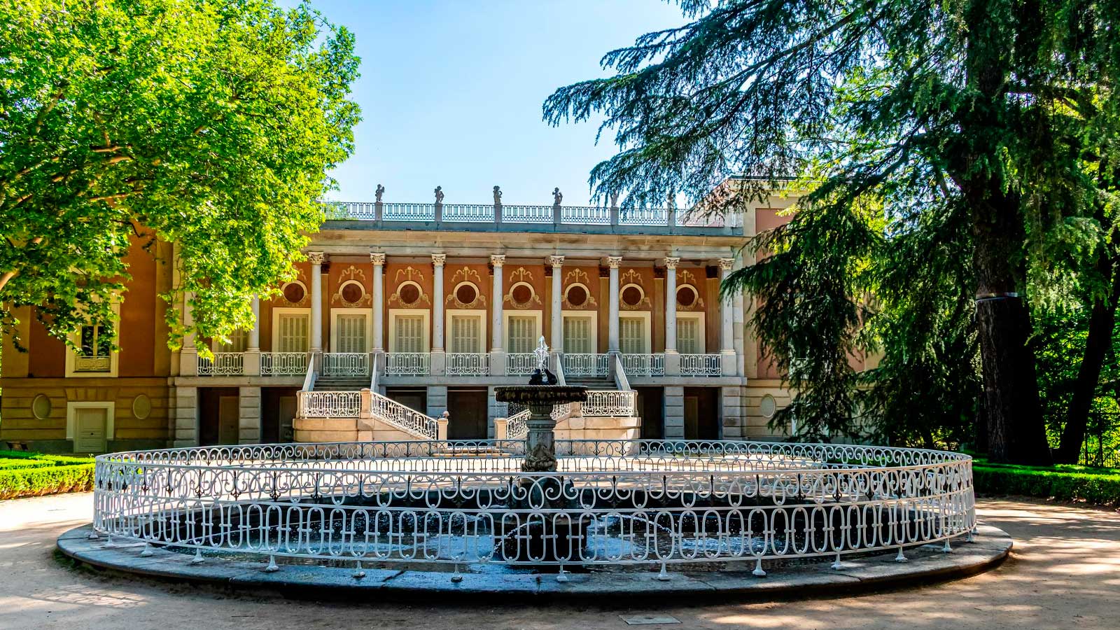 Jardín histórico de El Capricho con el Palacio de los Duques de Osuna en Madrid.