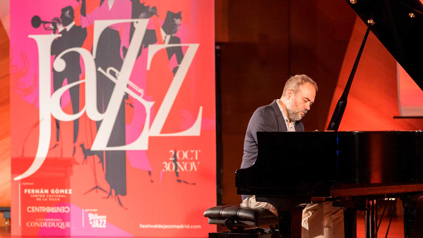 Presentación de JAZZMADRID 2026 con un pianista durante el festival de jazz de Madrid