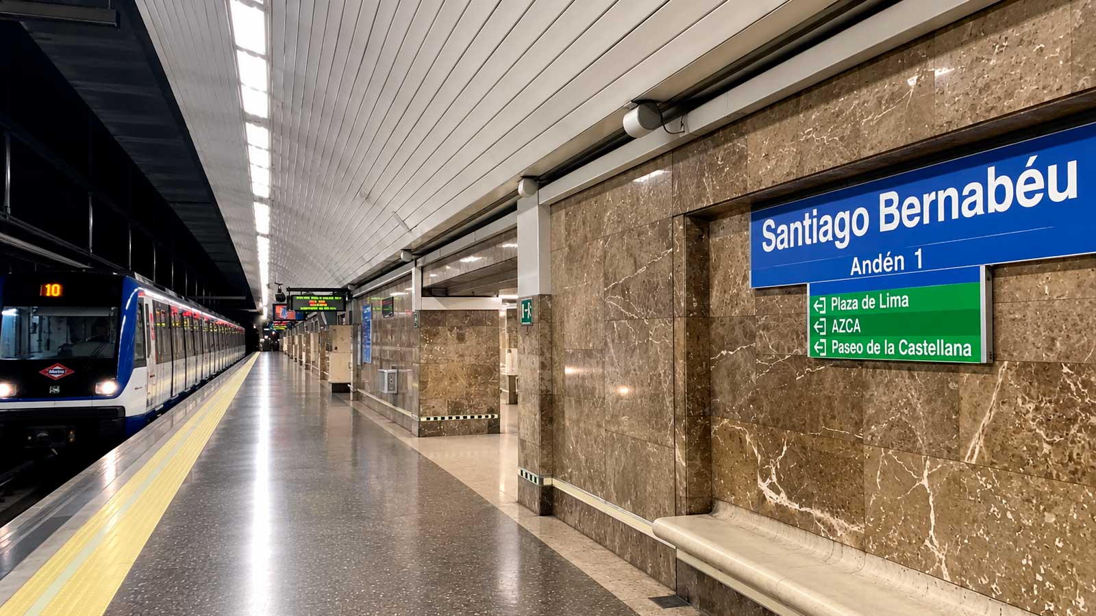 Estación Santiago Bernabéu de la Línea 10 de Metro de Madrid con un tren junto al andén.