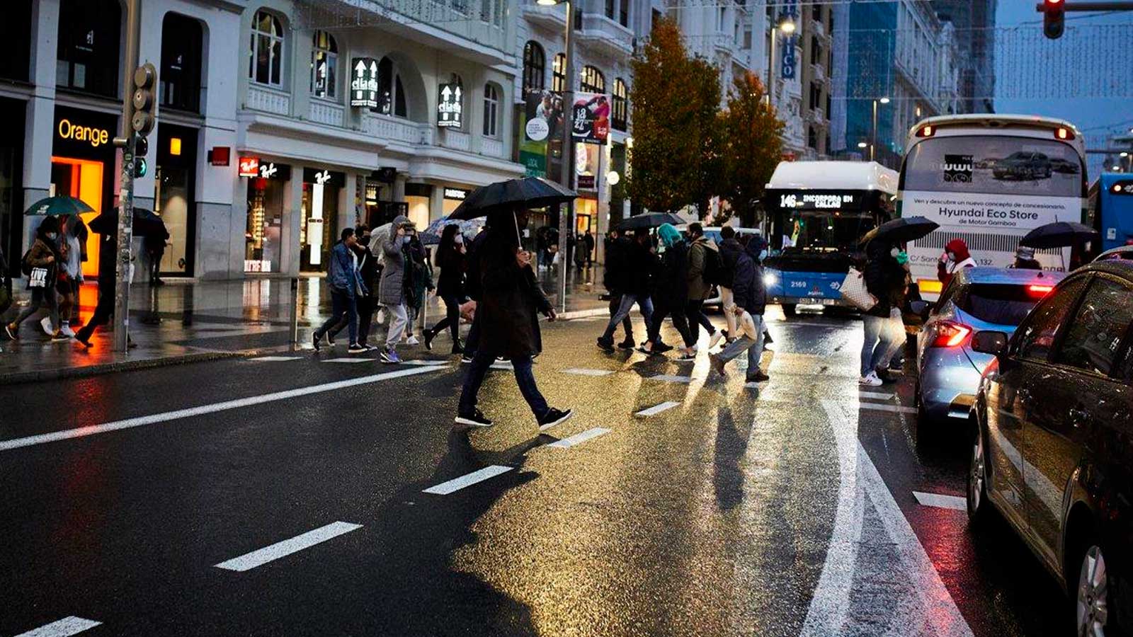 Lluvia en Madrid ante la previsión de tormentas de AEMET