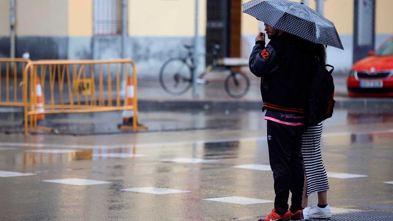 Personas con paraguas durante una jornada de lluvia en Madrid