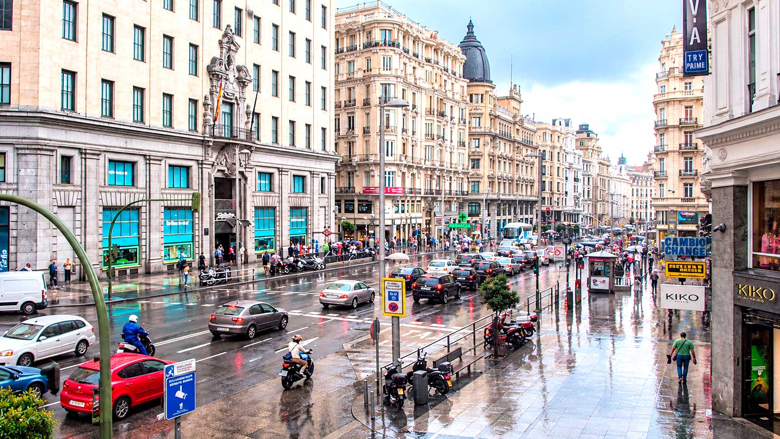 Lluvia en Madrid durante una jornada de tráfico en el centro de la capital