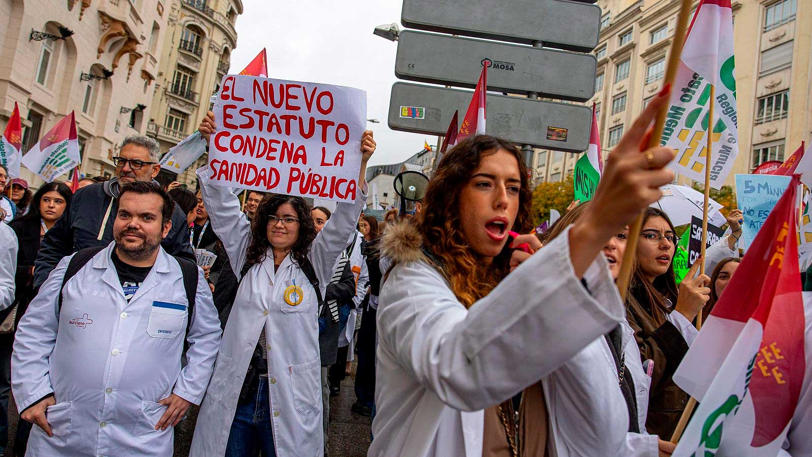 Profesionales sanitarios con batas blancas y pancartas durante una manifestación en defensa de la sanidad pública.