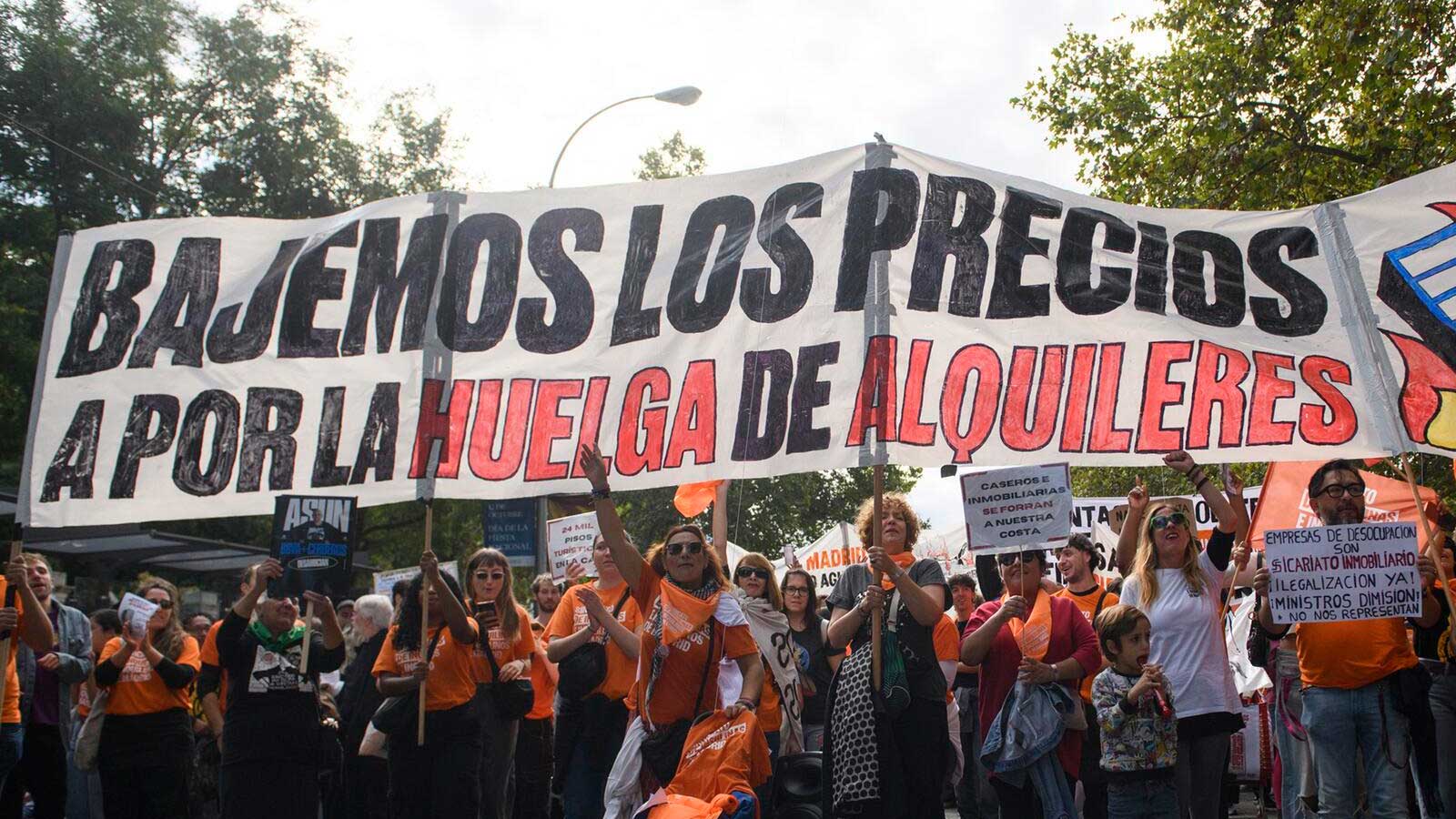 Manifestación por la vivienda en Madrid con una pancarta que pide bajar los precios de los alquileres