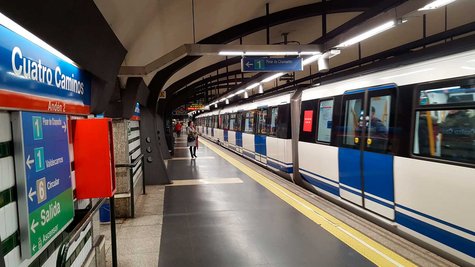 Tren de Metro de Madrid en la estación de Cuatro Caminos