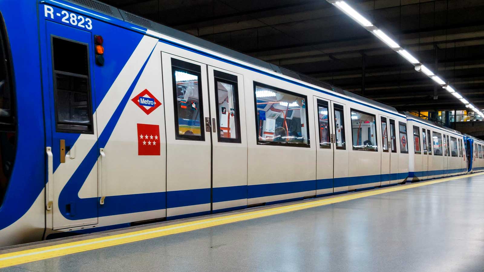 Tren de la Línea 3 de Metro de Madrid, que ampliará su horario hasta las 3:00 por el festival de Halloween en Villaverde.