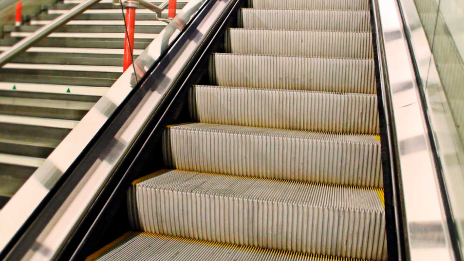 Escaleras mecánicas de una estación de Metro utilizadas para ilustrar el plan de renovación de 294 equipos en Madrid.