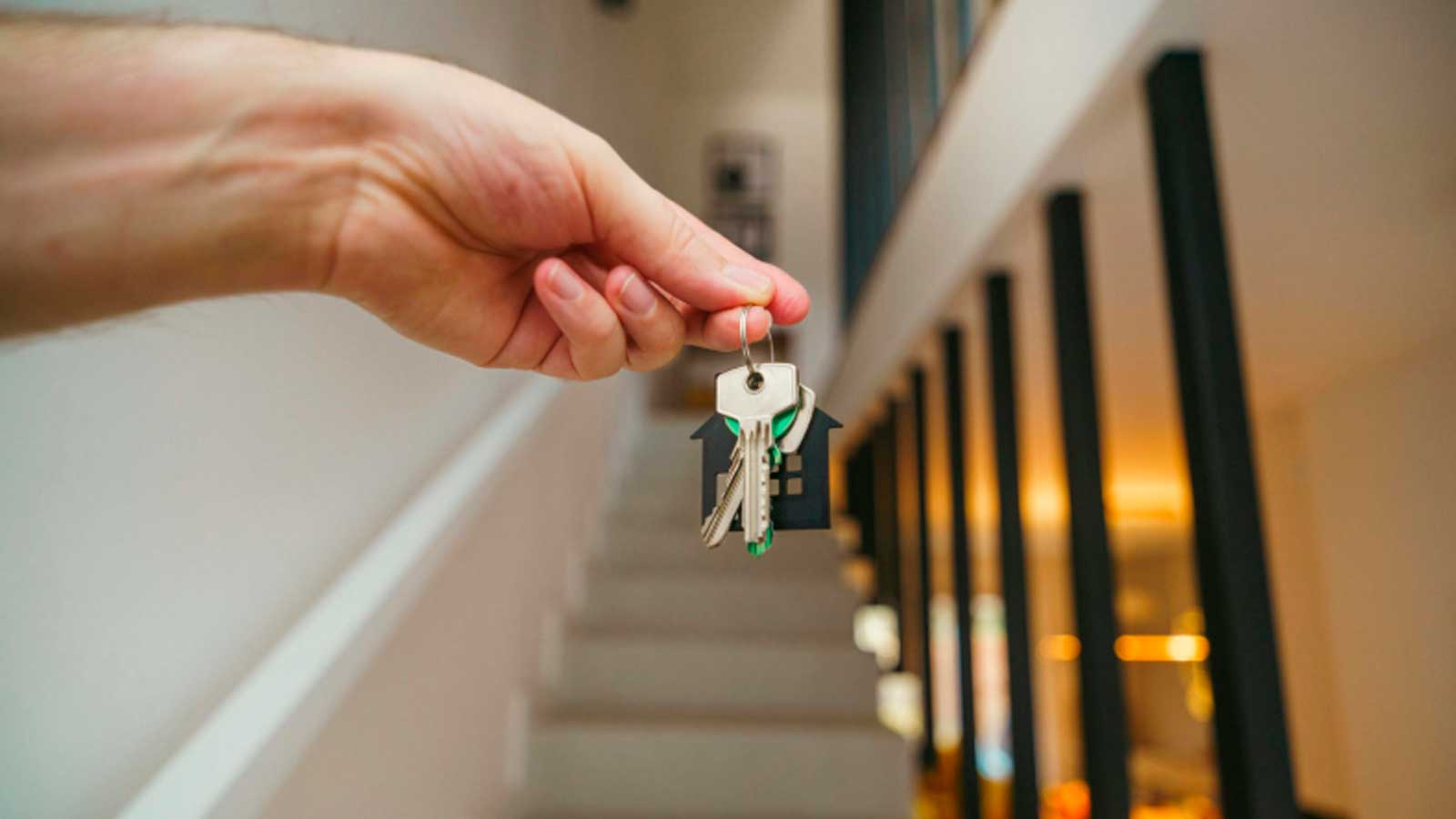 Mano sosteniendo las llaves de una vivienda para ilustrar el programa Mi Primera Vivienda de la Comunidad de Madrid.