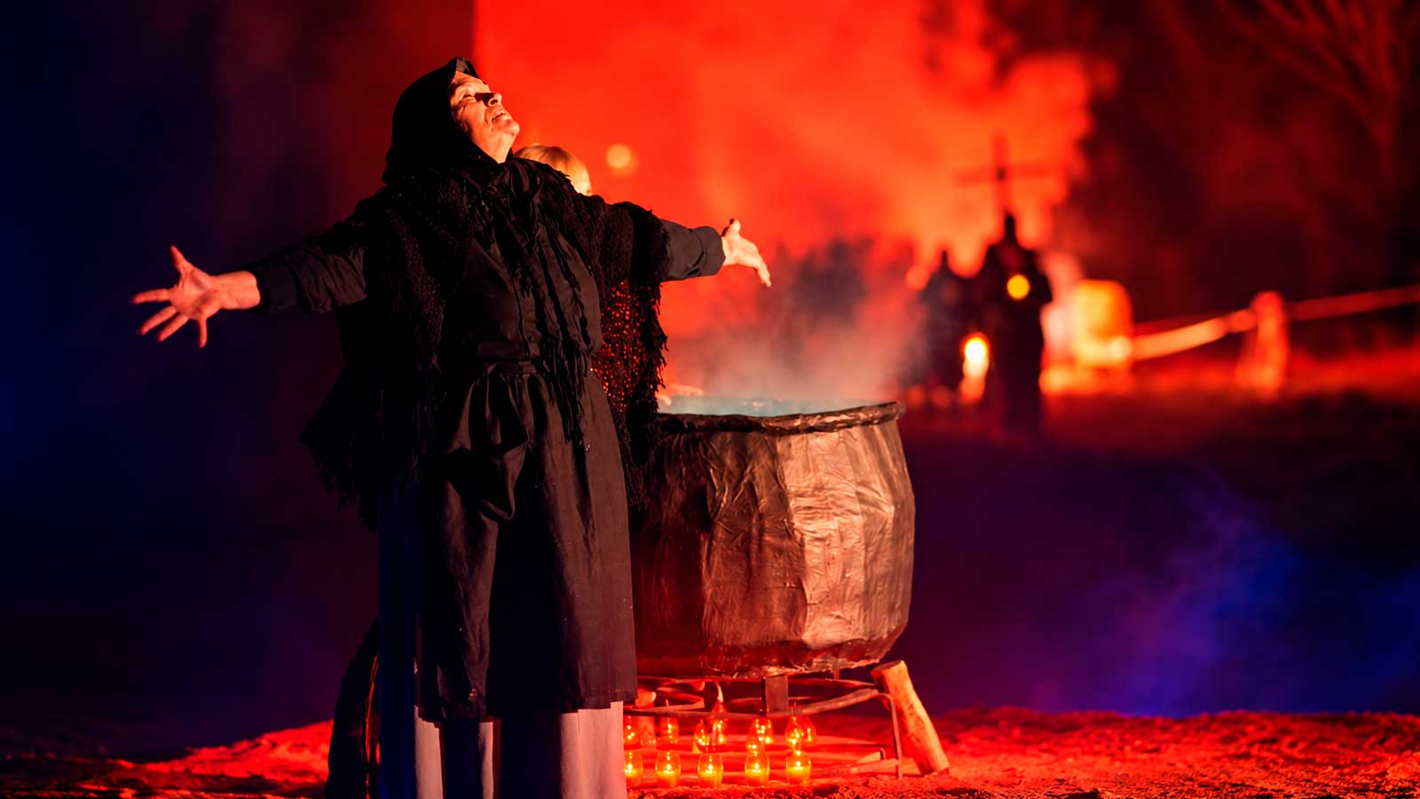 Representación de una bruja junto a un caldero durante una escena nocturna inspirada en las leyendas de ánimas.