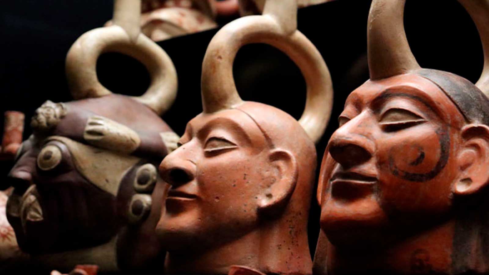 Figuras de cerámica precolombina con rostros humanos y adornos expuestas como piezas arqueológicas americanas.