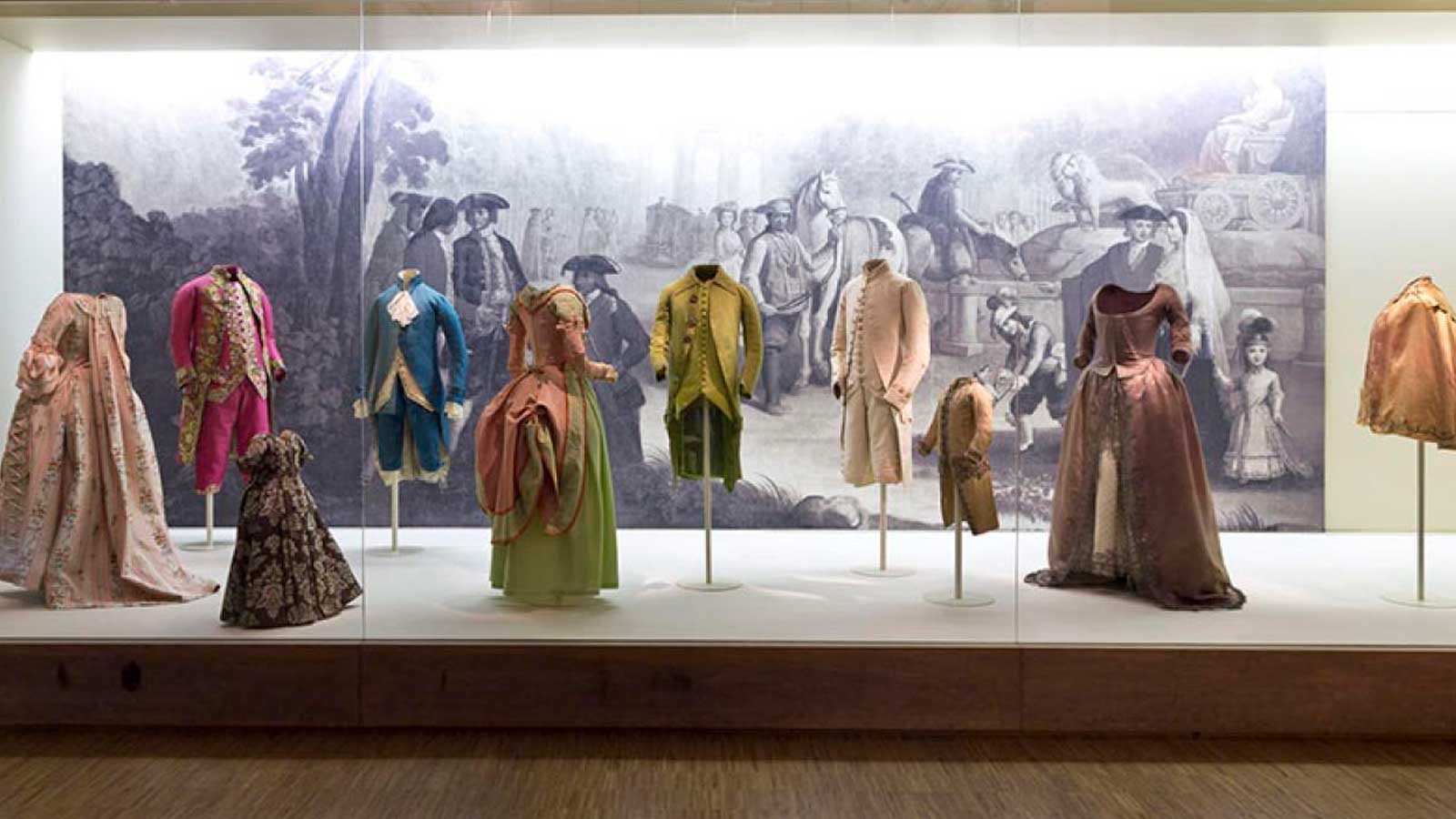 Vestidos históricos expuestos en las vitrinas del Museo del Traje de Madrid, con entrada gratuita los domingos.