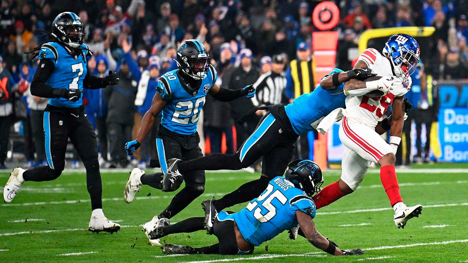 Jugadores de fútbol americano durante un partido de la NFL