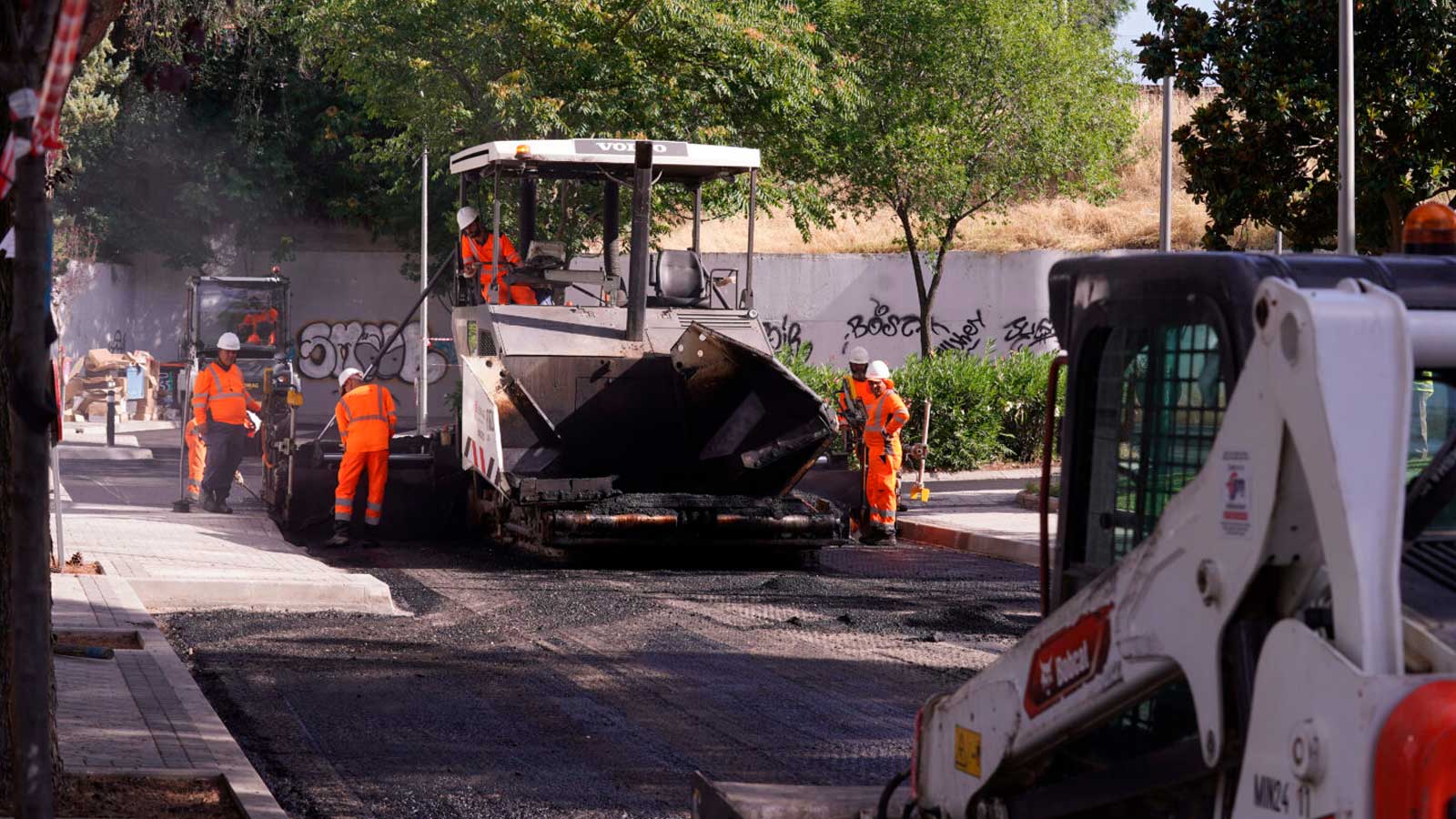 Operarios asfaltando una calle de Madrid durante trabajos de conservación