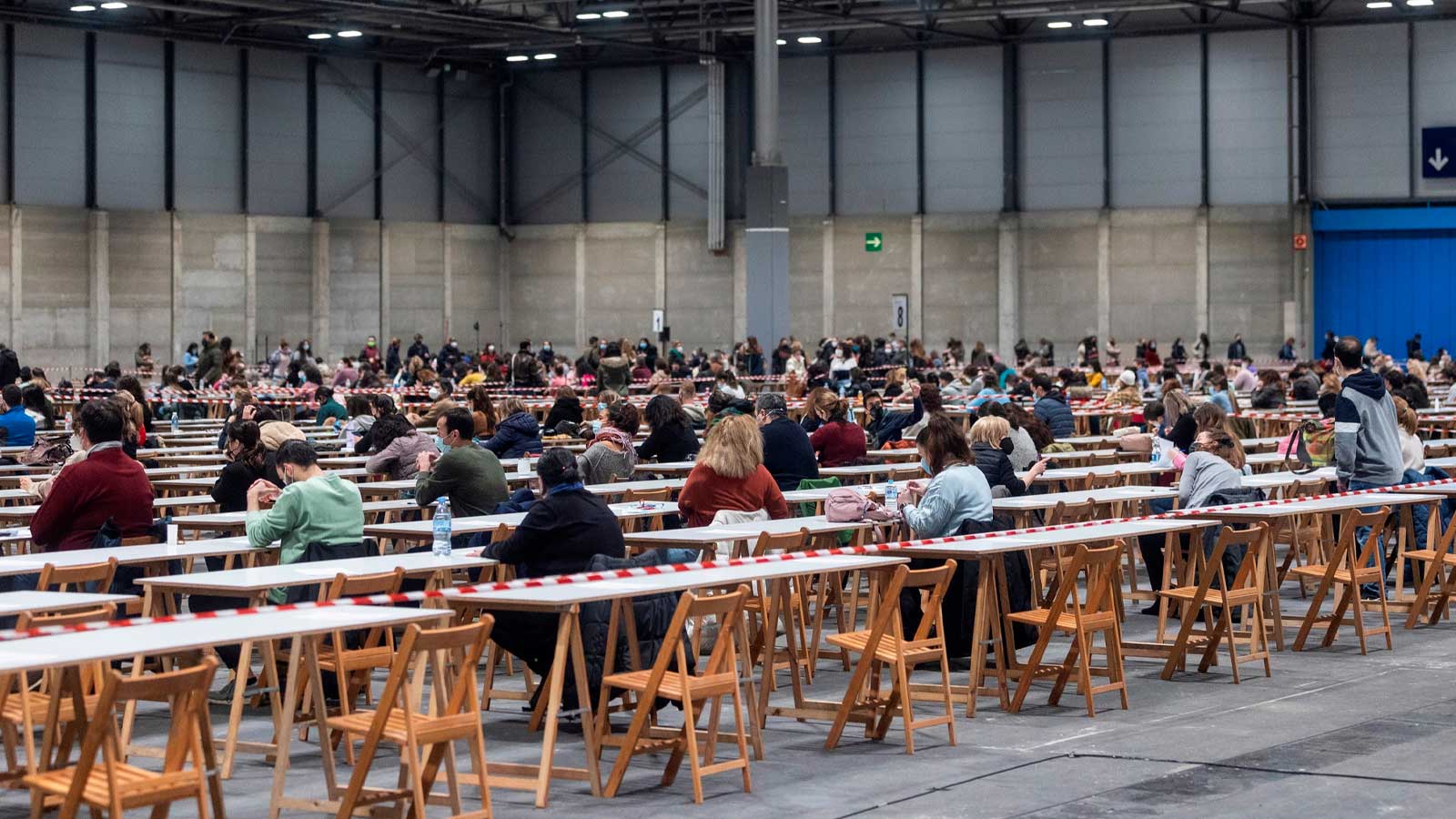 Aspirantes realizan un examen de oposiciones para acceder a plazas de empleo público en Madrid.