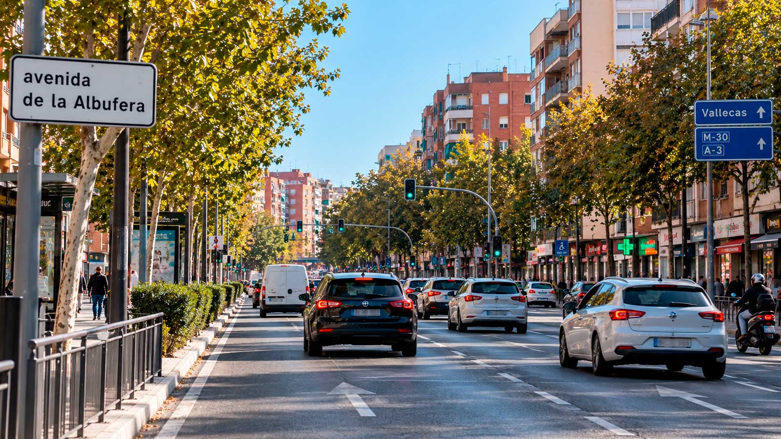 Tráfico de vehículos en una recreación de la avenida de la Albufera de Madrid, afectada por una manifestación.