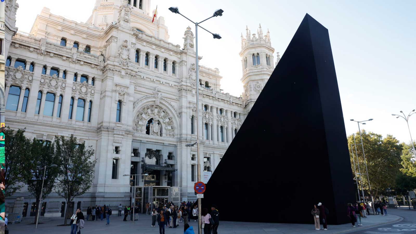 Instalación artística Panóptico de SpY, una estructura negra de 20 metros frente al Palacio de Cibeles en Madrid.