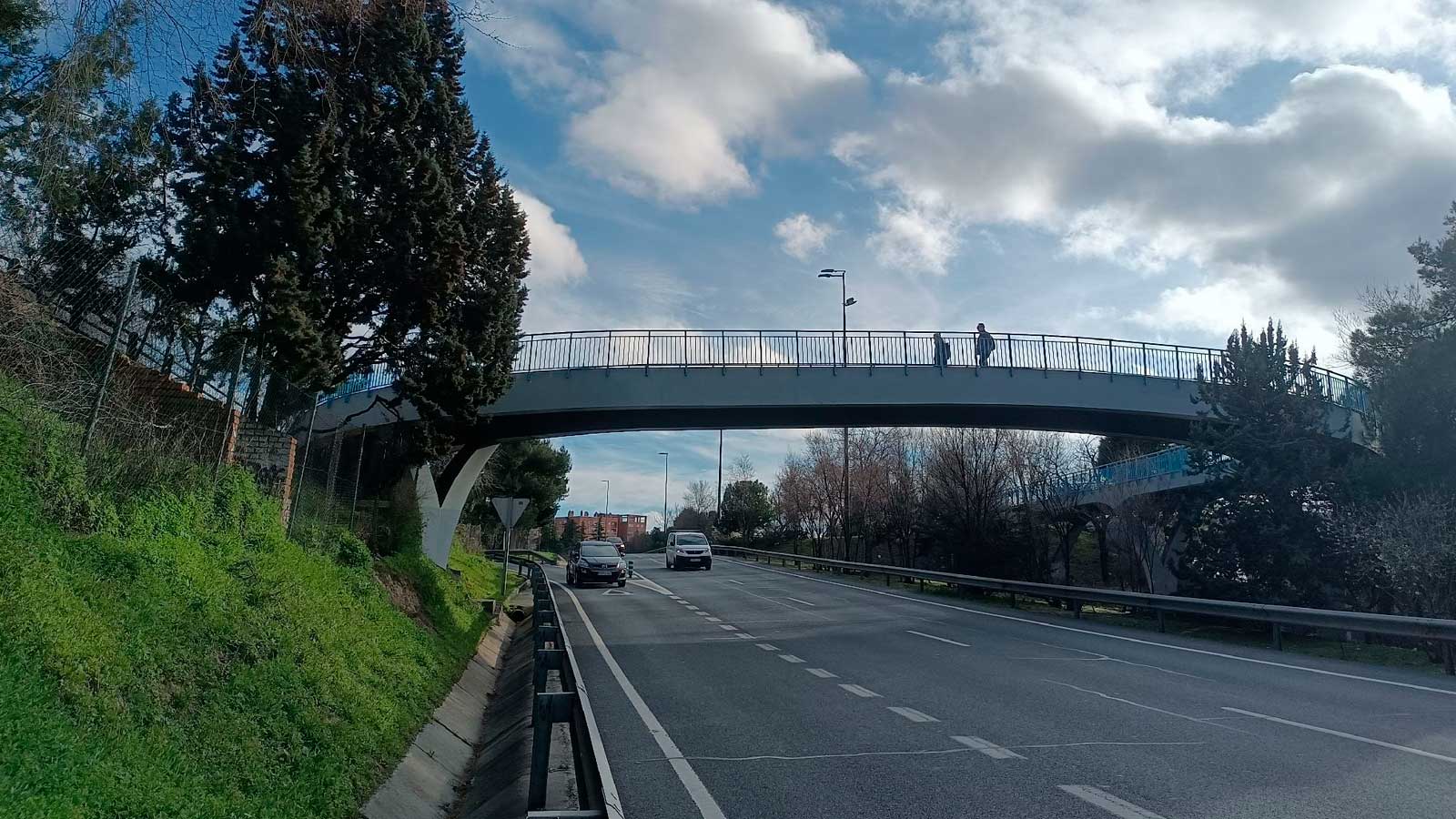 Pasarela peatonal del Puente de La Lira en Madrid