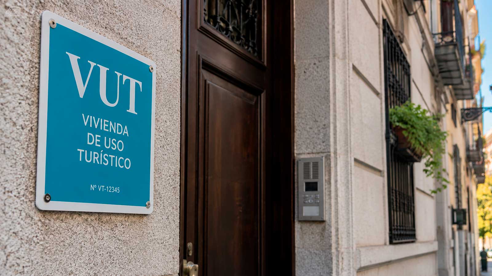 Cartel de vivienda de uso turístico en un edificio de Madrid.