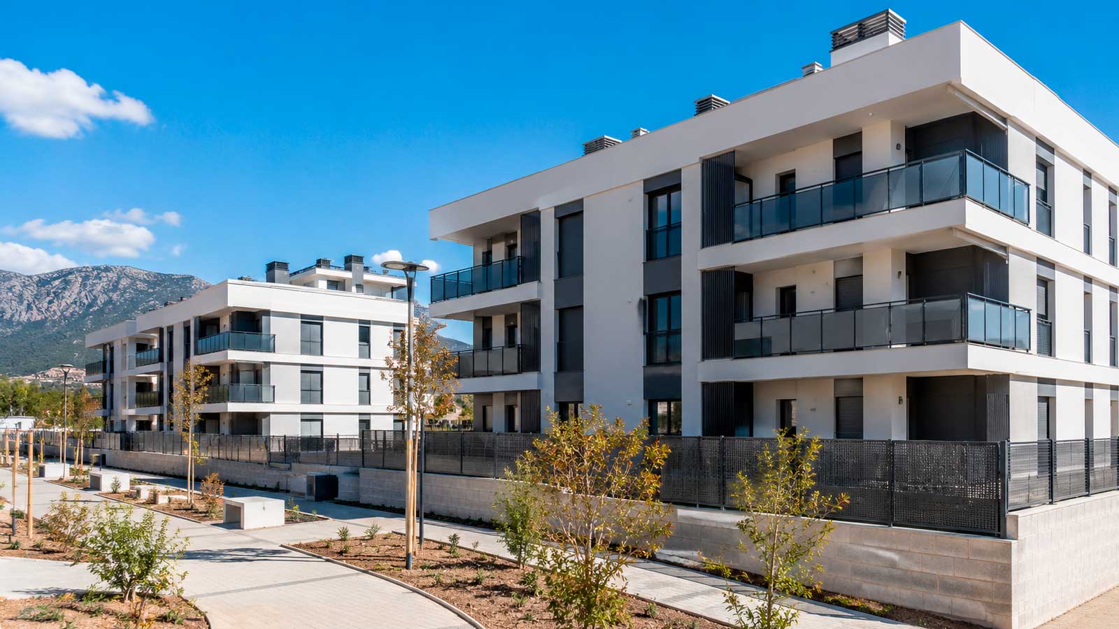 Edificios residenciales de nueva construcción que ilustran las viviendas del Plan Vive en Moralzarzal.