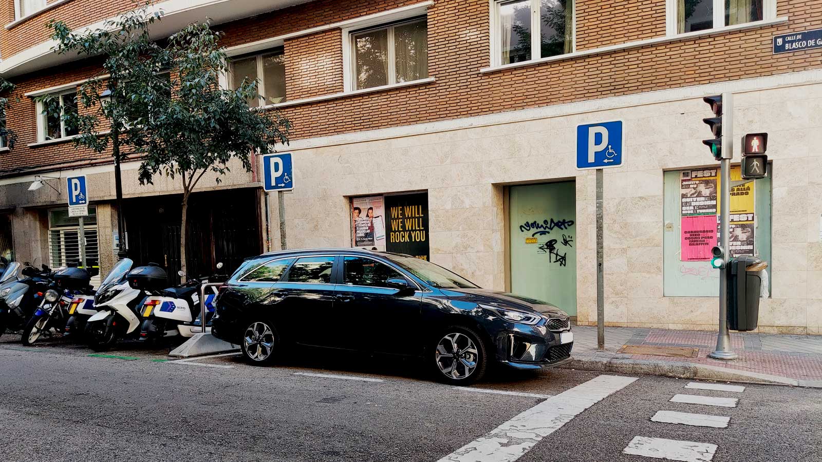 Plaza de aparcamiento reservada para personas con movilidad reducida en una calle de Madrid.