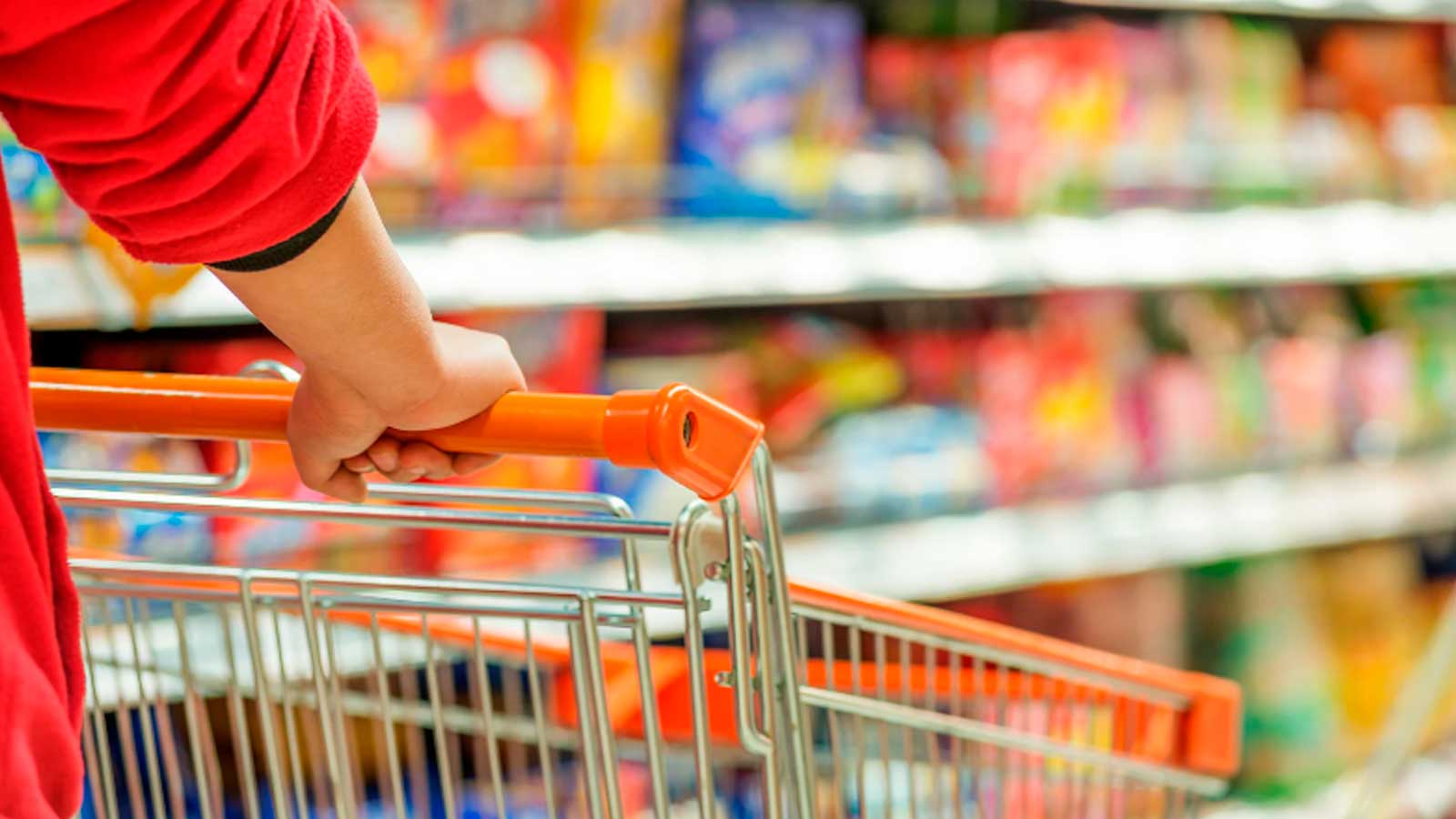 Persona con un carrito de la compra en un supermercado de Madrid.